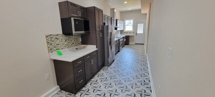 919 Stiles St, Unit Luxury Front Suite in Baltimore, MD - Building Photo - Building Photo