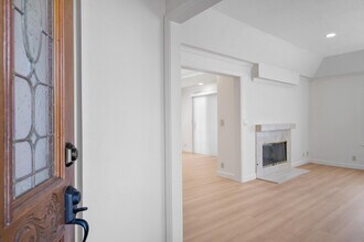 125 Chestnut Ave, Unit Unit- in South San Francisco, CA - Building Photo - Building Photo