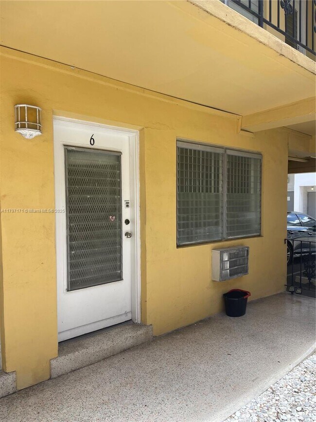 65 Washington Ave in Miami Beach, FL - Building Photo - Building Photo