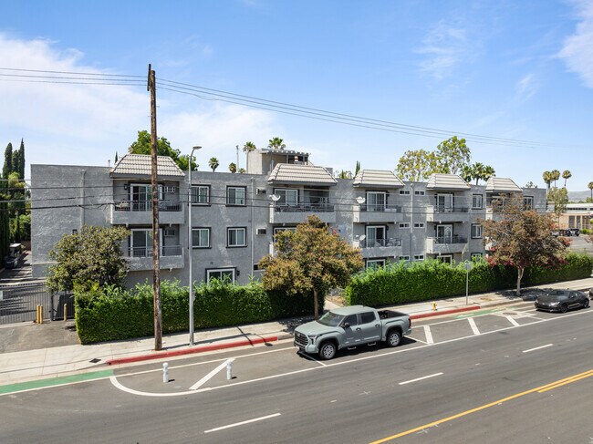 8155 Reseda in Reseda, CA - Foto de edificio - Building Photo