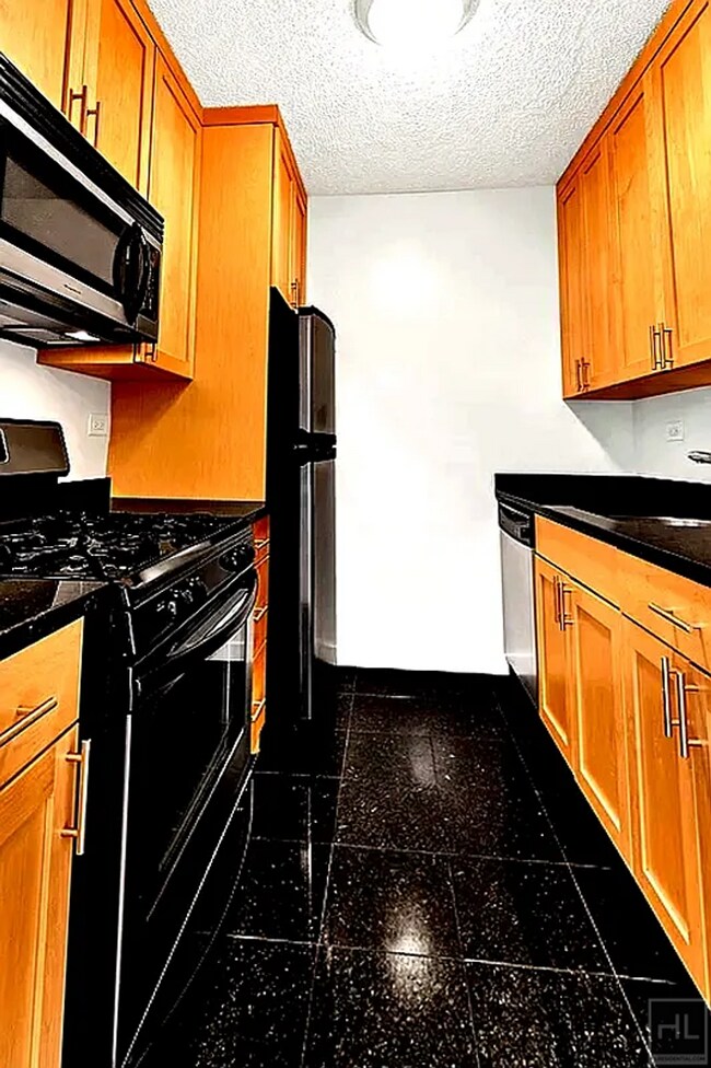 W 87th St in New York, NY - Building Photo - Building Photo