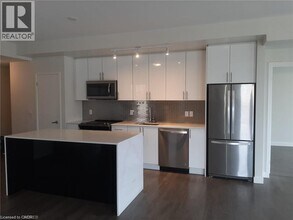 150 Sabina Dr in Oakville, ON - Building Photo - Building Photo