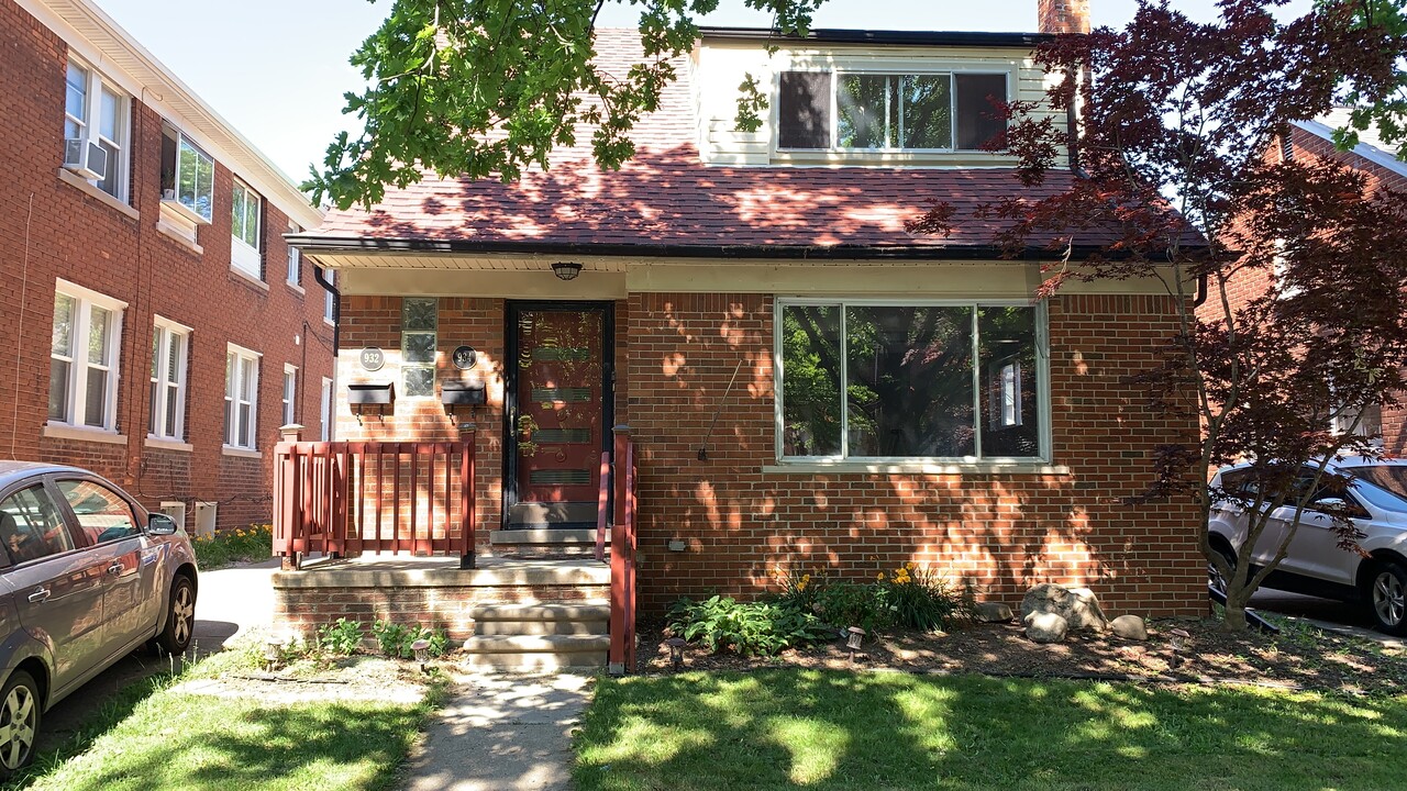 932 Beaconsfield Ave, Unit 1 in Grosse Pointe Park, MI - Building Photo