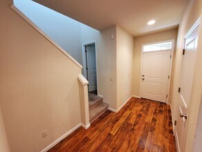 2464 NW Sunny Ln in Albany, OR - Building Photo - Building Photo