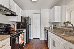 Cedar Crest Apartments in Beaverton, OR - Building Photo