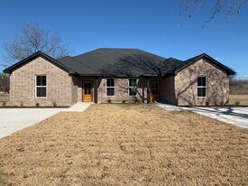 113 N Van Buren Ave in McGregor, TX - Building Photo