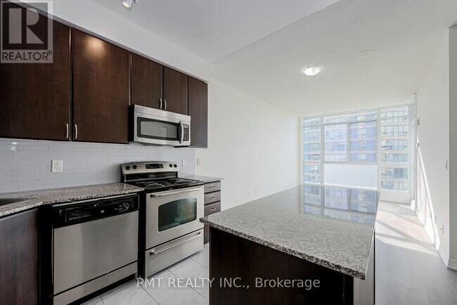 225 Webb Dr in Mississauga, ON - Building Photo - Building Photo