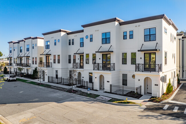 Venue Townhomes in Orlando, FL - Building Photo - Primary Photo