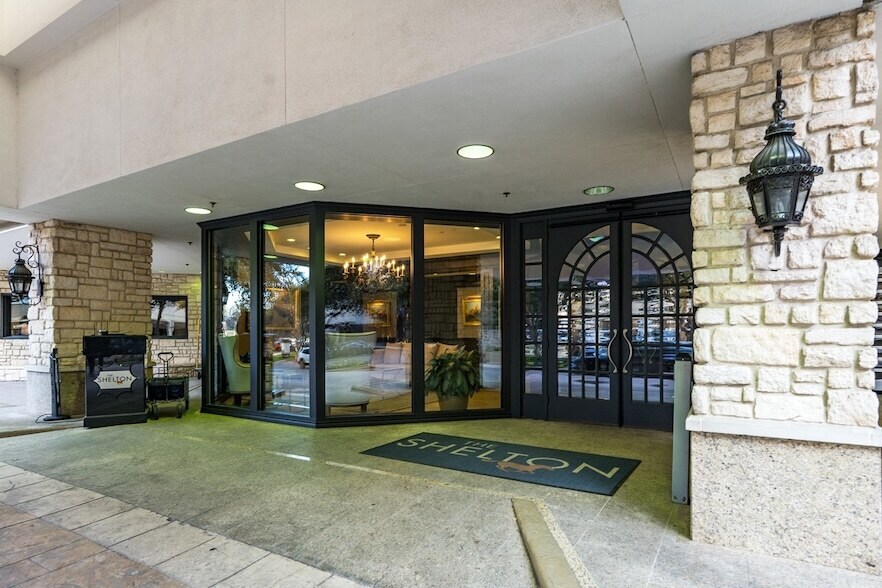 5909 Luther Ln, Unit 2000A in Dallas, TX - Building Photo
