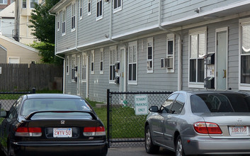 353 Sawyer St in New Bedford, MA - Foto de edificio - Other