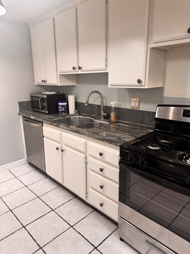 2120 El Domingo Cir in Lancaster, CA - Foto de edificio - Building Photo