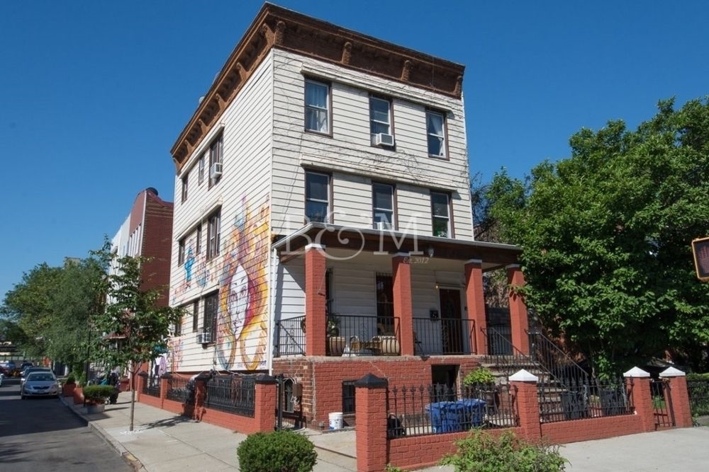 736 Bushwick Ave in Brooklyn, NY - Foto de edificio