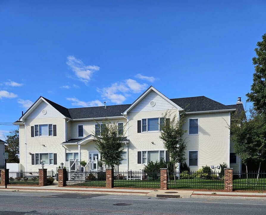 93 Hempstead Ave in Lynbrook, NY - Building Photo