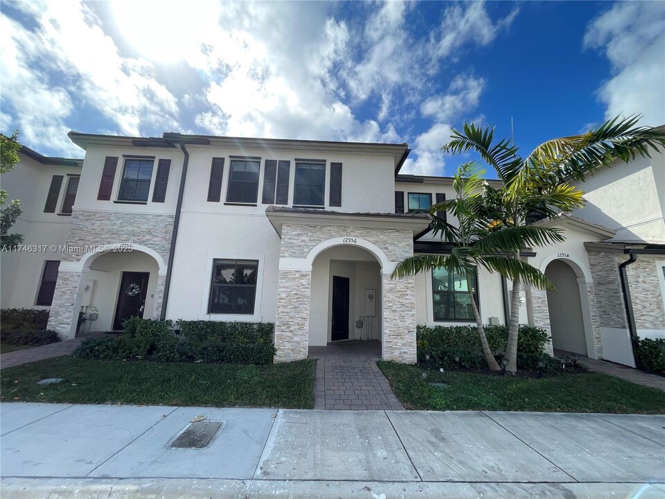 12956 SW 233rd Terrace in Princeton, FL - Building Photo