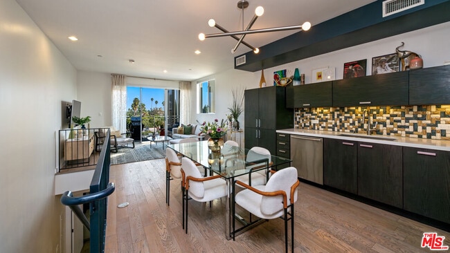 751 N Fairfax Ave in Los Angeles, CA - Building Photo - Building Photo