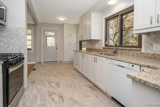2700 Colonial Way in Bloomfield Hills, MI - Building Photo - Building Photo