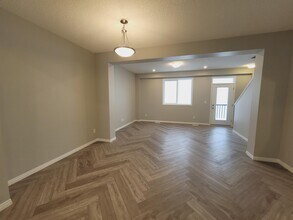 2072 Wonnacott Way SW in Edmonton, AB - Building Photo - Building Photo