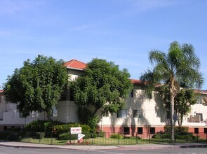 Emerald Terrace Apartments in Santa Ana, CA - Foto de edificio - Building Photo