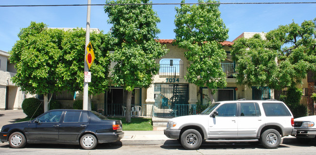 7034 Etiwanda Ave in Reseda, CA - Building Photo - Building Photo