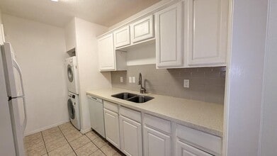 9707 Richmond Ave., Unit 14 in Houston, TX - Foto de edificio - Building Photo