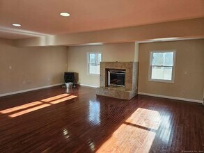 82 Shadow Ridge Rd in Stamford, CT - Building Photo - Building Photo