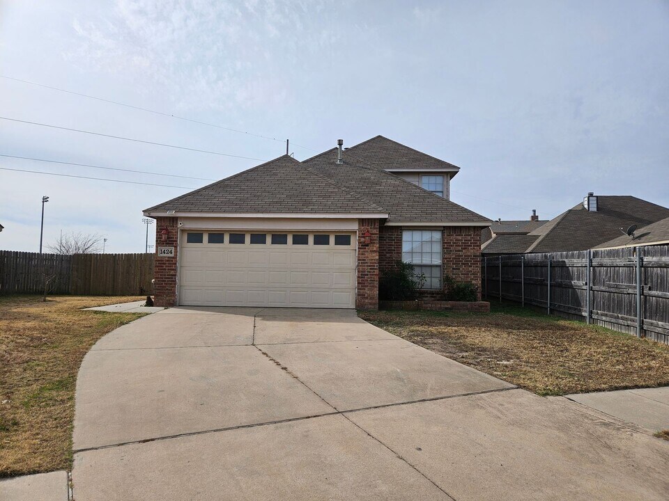 1424 SW 25th St in Moore, OK - Building Photo