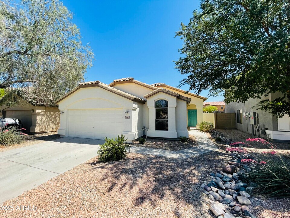841 E Lovegrass Dr in San Tan Valley, AZ - Building Photo