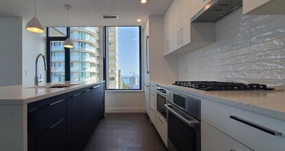 1588 Johnston Rd in White Rock, BC - Building Photo - Building Photo