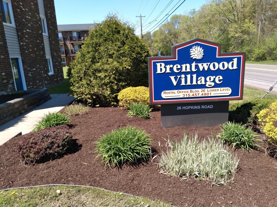 Brentwood Village Apartments in Liverpool, NY - Foto de edificio