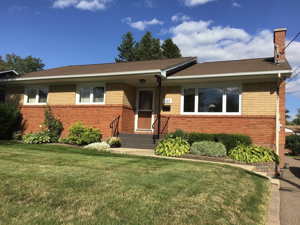 125 Dickson Blvd in Moncton, NB - Building Photo