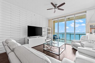 2650 Lake Shore Dr, Unit 2403 in Riviera Beach, FL - Building Photo