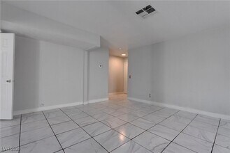 6101 Crockery St in Las Vegas, NV - Foto de edificio - Building Photo