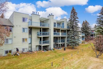 60-90 Glamis Dr SW in Calgary, AB - Building Photo - Building Photo