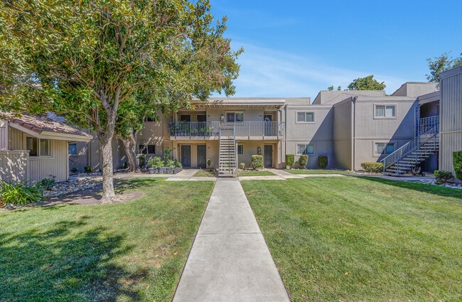 SORRENTO in Stockton, CA - Foto de edificio - Building Photo