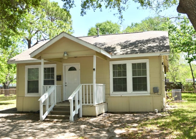 2207 Howell Ave in La Marque, TX - Building Photo - Building Photo