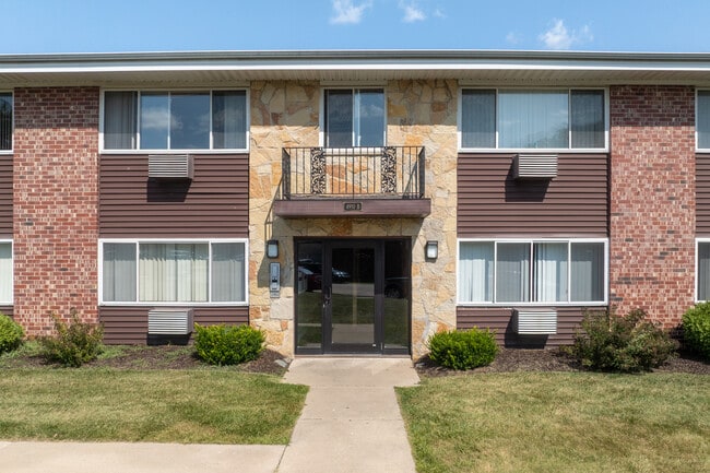 Biscayne Apartments in Racine, WI - Foto de edificio - Building Photo