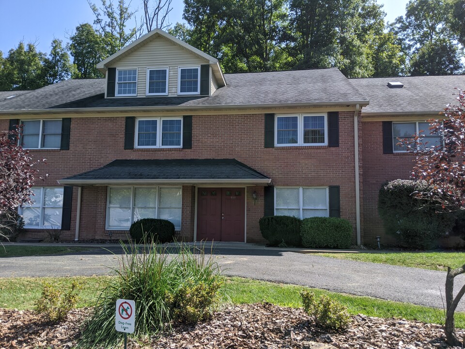 600 Shearwood Forest Dr in Bridgeport, WV - Building Photo