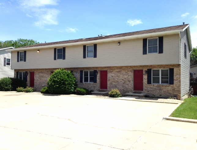 Hershey Townhomes in Bloomington, IL - Building Photo - Building Photo