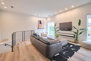 2001 N Prairie Ave, Unit 102 in Dallas, TX - Building Photo