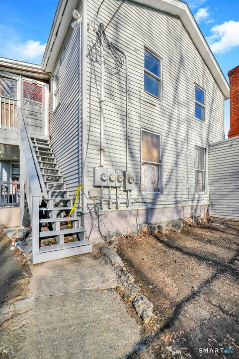 31 Cossett St in Waterbury, CT - Building Photo