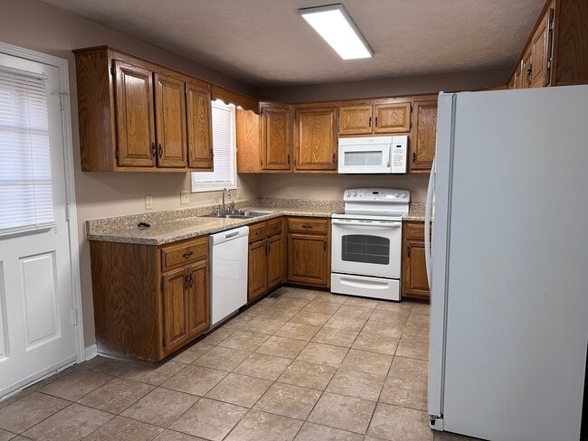 69 Randi Dr in Jackson, TN - Foto de edificio - Building Photo