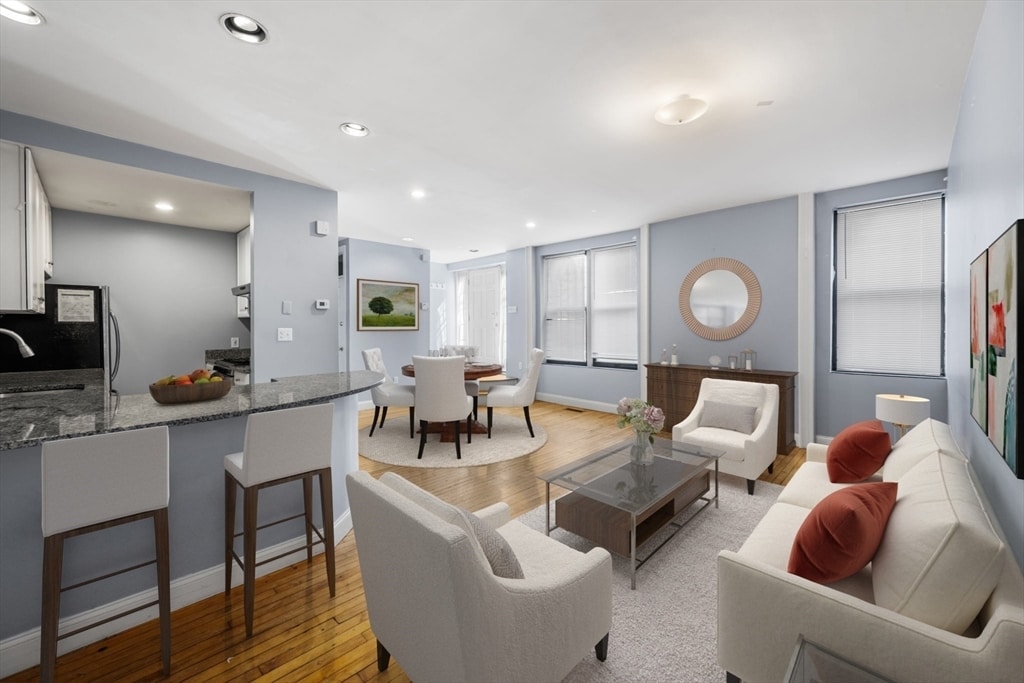 330 1/2 E St in Boston, MA - Building Photo