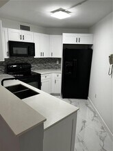 10257 NW 9th St Cir in Miami, FL - Building Photo - Building Photo