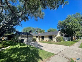 101 Rio Vista Dr in Victoria, TX - Building Photo