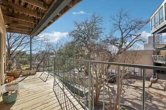 1106 W 6th St, Unit 213 in Austin, TX - Foto de edificio - Building Photo