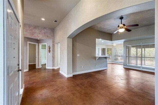 5718 McCarty Ln in Austin, TX - Building Photo - Building Photo