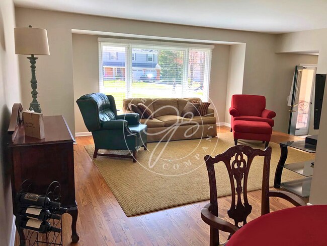 6912 Fredericksburg Dr S in Sylvania, OH - Foto de edificio - Building Photo