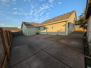 2660 NE Tuscan Loop in Albany, OR - Building Photo - Building Photo