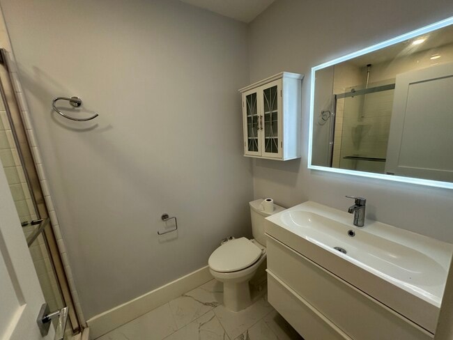 326 Chelsea St, Unit 1 in Boston, MA - Building Photo - Building Photo