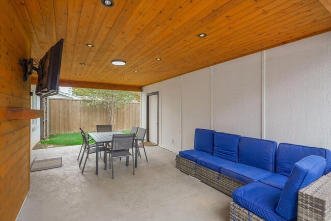 3751 Ridgeoak Way in Dallas, TX - Building Photo - Building Photo